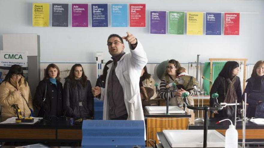 Uno de los profesores enseña las instalaciones del centro a un grupo de madres.