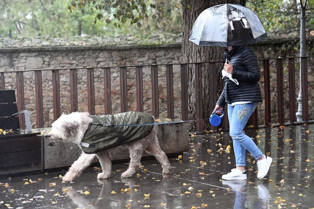 A Coruña despliega paraguas para recibir la lluvia