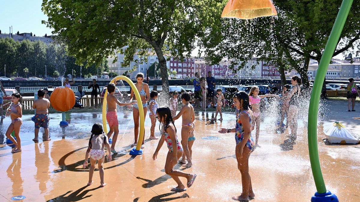 Niños disfrutando del parque de agua, ubicado en la calle Rafael Areses
