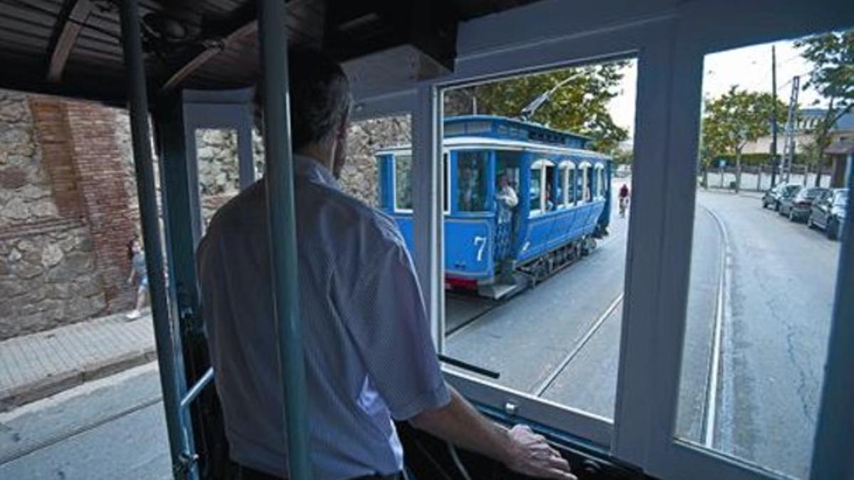 Dos vehículos del Tramvia Blau se cruzan en la avenida del Tibidabo, en una imagen de archivo.