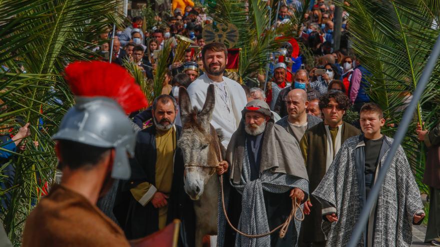 Jesús se quita la mascarilla en Paradela