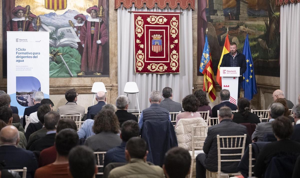 El diputado del Ciclo Integral del Agua, Iván Sánchez, durante su intervención en el encuentro.