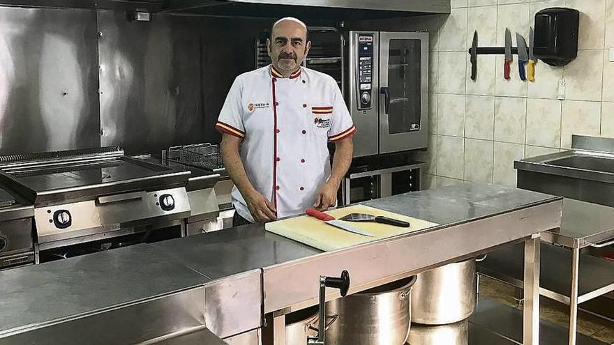 Marcial Arce, en la cocina de uno de los campamentos.