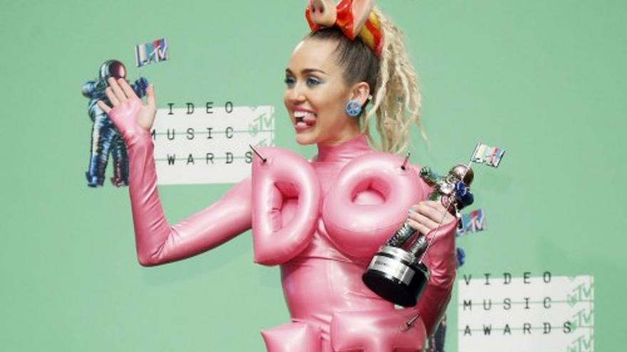 Los estilismos de Miley Cyrus en los premios MTV