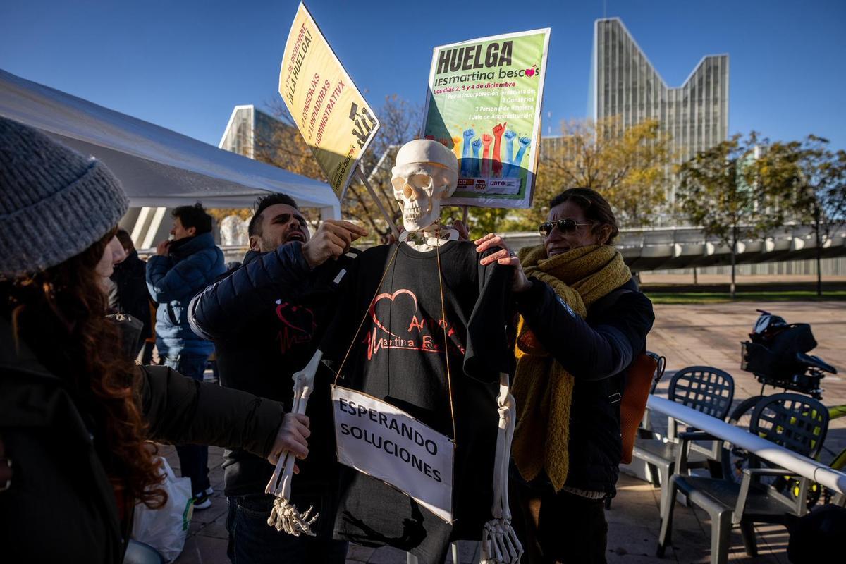 Los profesores del IES Martina Bescós se concentran en Educación en la segunda jornada de huelga.