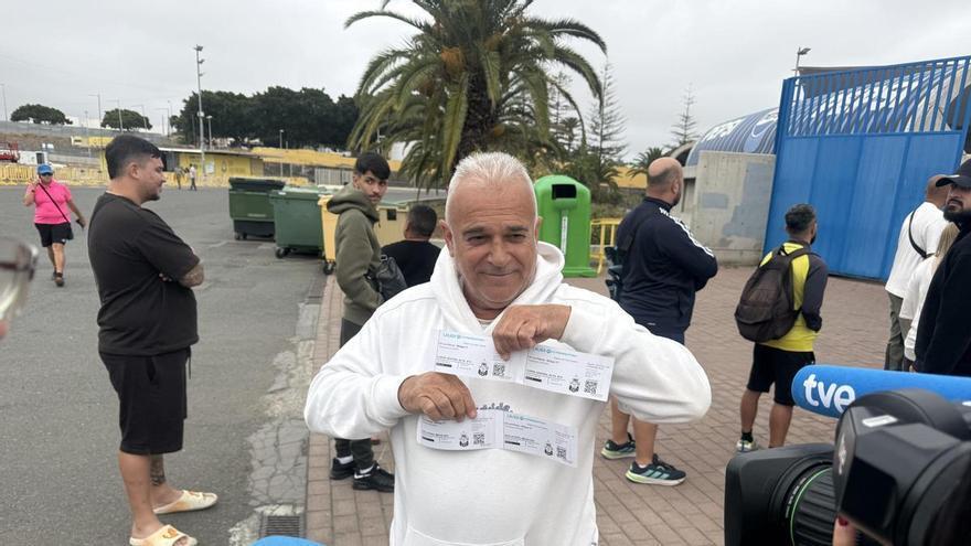 Colas, caída de la red, nervios y una mirada al cielo: "Que el papa ayude a subir a la UD Las Palmas"