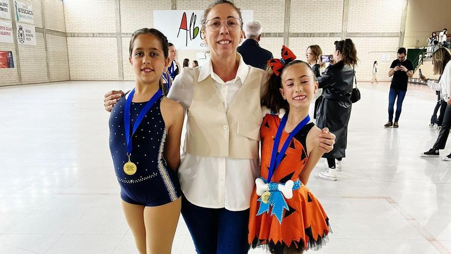 La entrenadora, orgullosa de sus patinadoras