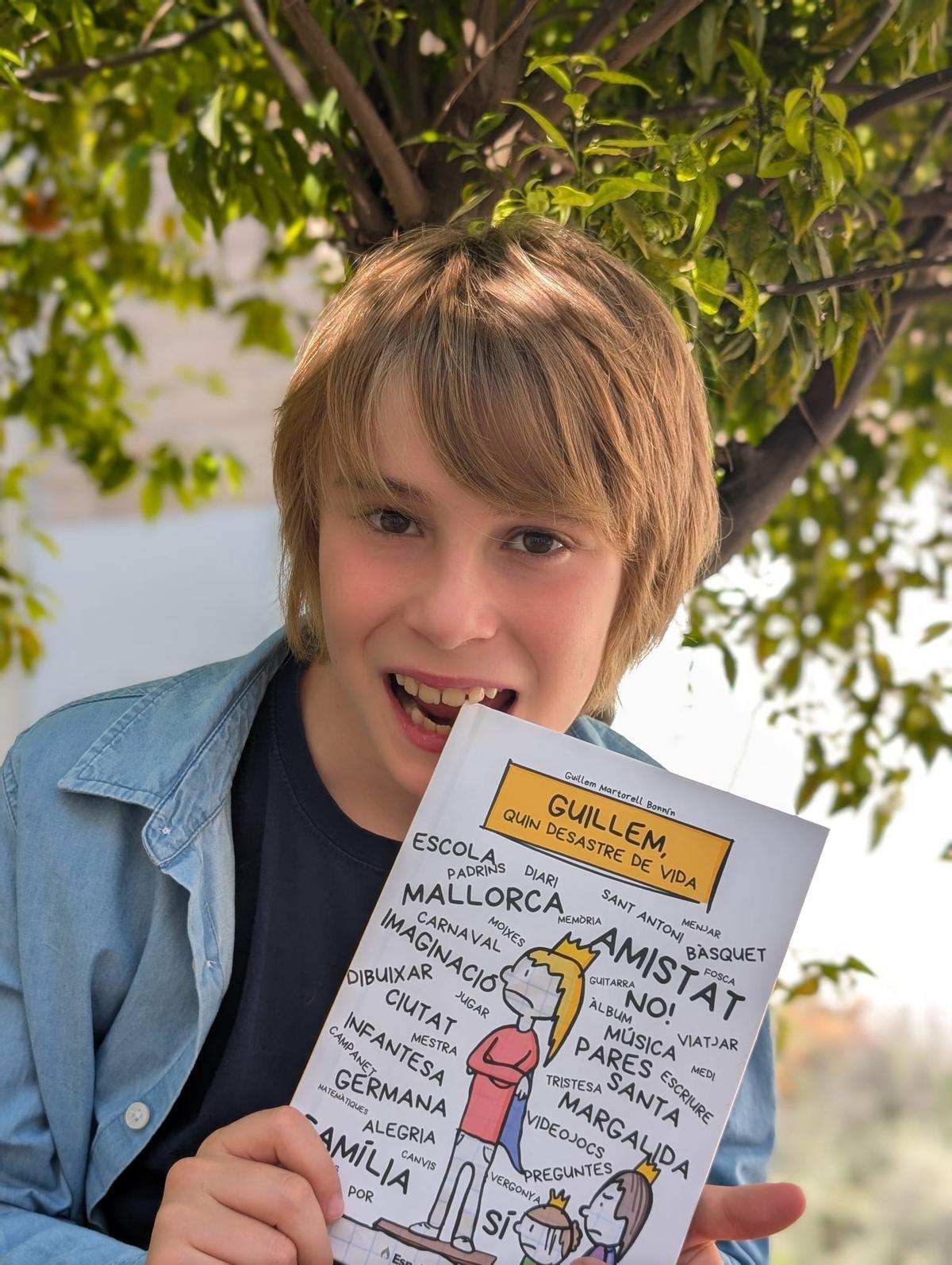 Guillem Martorell Bonnín posa con su libro.