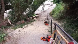 Moaña despeja el acceso a la playa de Videira