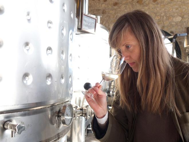 Laura Tragant catando cava en Raventós Codorníu.