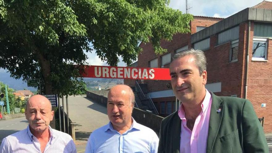 Por la izquierda, el secretario del PP en Parres, Pedro Luis Martino, junto a los diputados populares Luis Venta y Carlos Suárez, ayer, en el hospital.