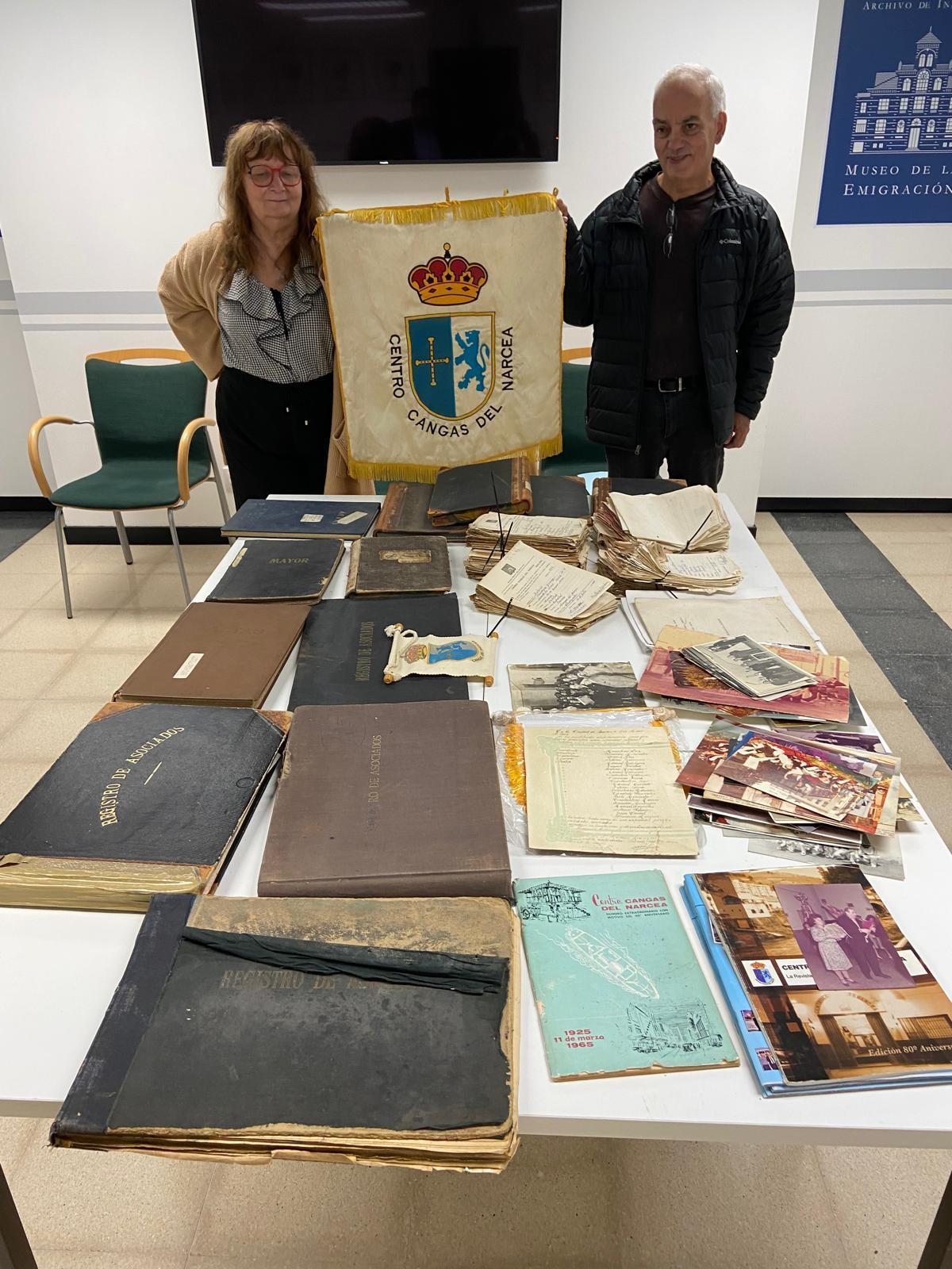 Los directivos del Cangas con la documentación entregada al Archivo de Indianos.