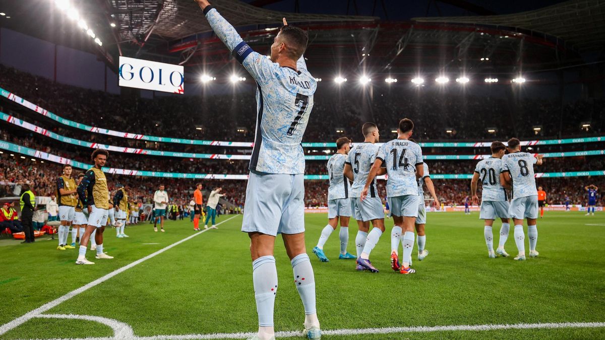 Cristiano Ronaldo celebra el gol oficial número 900 de su carrera en el Portugal - Croacia.