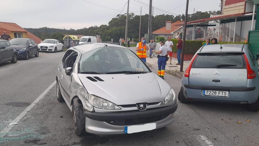 Una vecina de Bueu y su bebé, ilesos tras volcar su coche en la PO-315