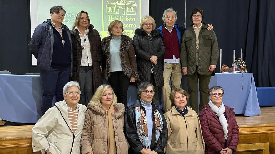 Primera promoción de mujeres graduadas en bachillerato en el instituto de Luanco.