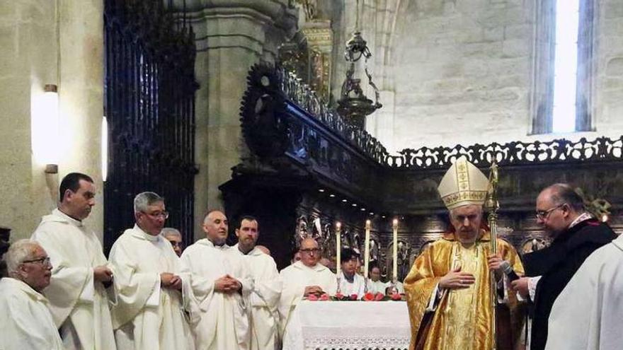 Monseñor Quinteiro Fiuza y presbíteros, en la Misa Crismal. // A. Hdez.