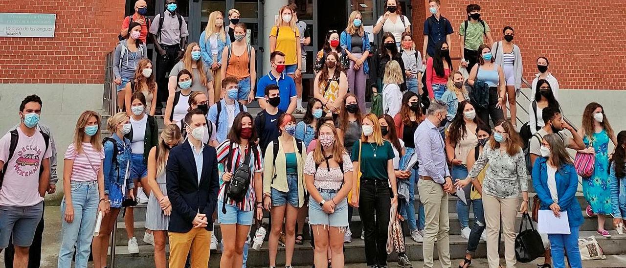 Los alumnos que participan en el curso, frente a la Casa de las Letras de Oviedo. | Víctor Delgado