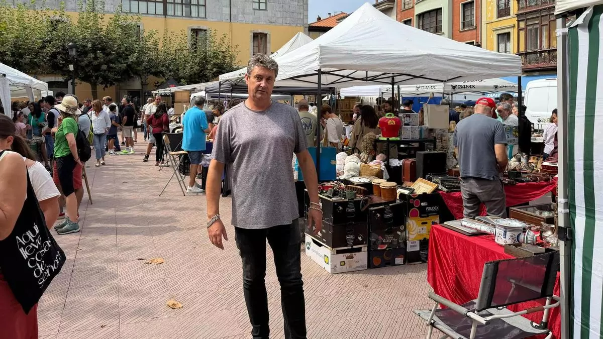 El Mercado Vintage llena la Plaza Nueva de Ribadesella: "Aquí siempre encuentras algo"