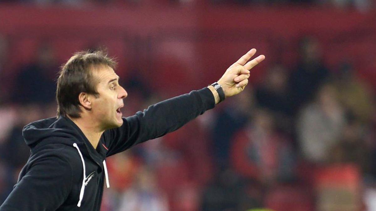 Julen Lopetegui dirigiendo su equipo durante un partido