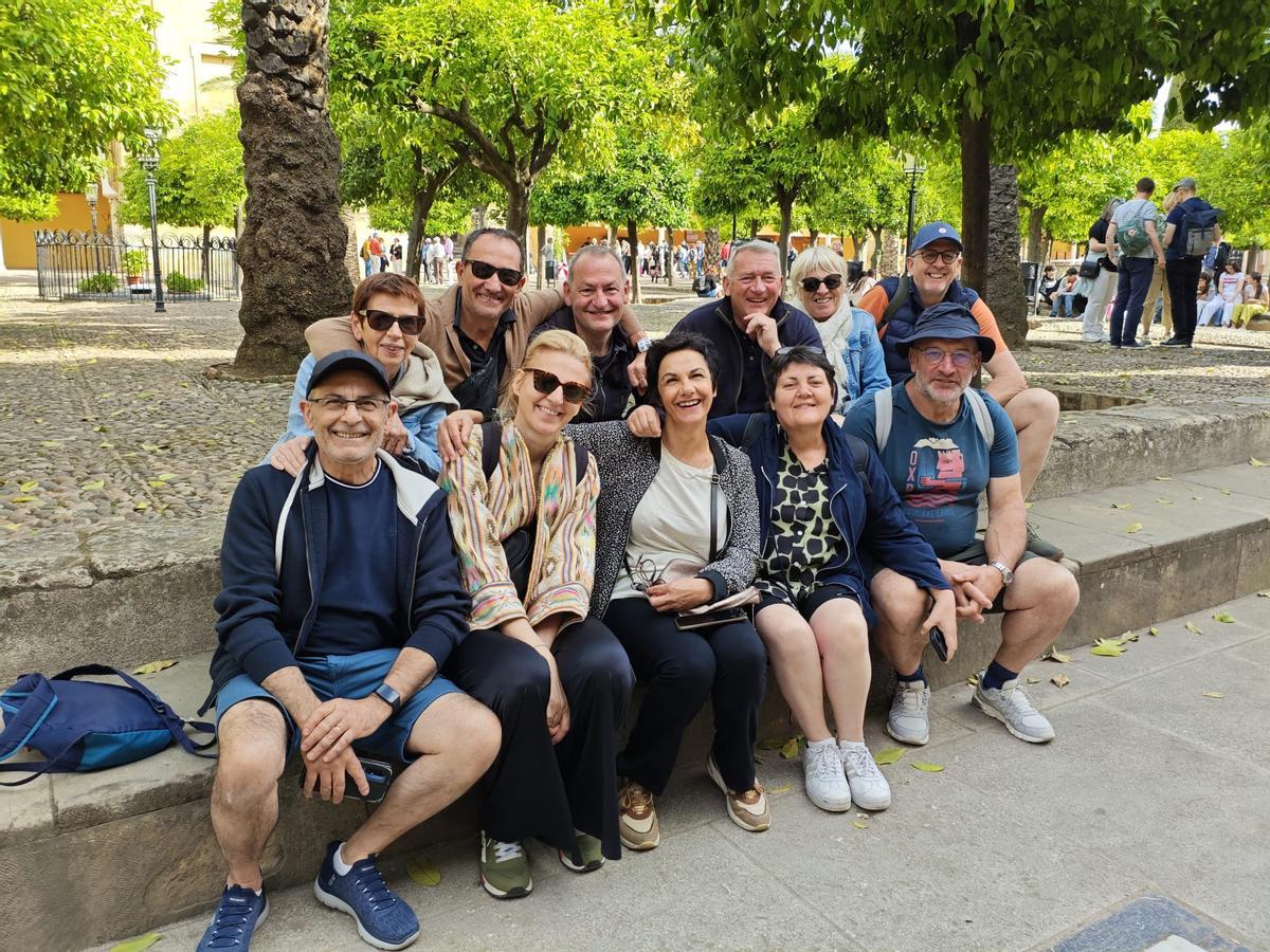 Los franceses posan en el Patio de los Naranjos de la Mezquita.