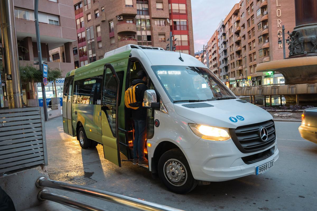 Uno de los autobuses urbanos de Lorca en la Plaza del Óvalo.