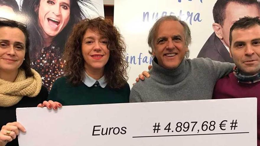 Las ediles Salomé García y Mónica Gutiérrez, Paco Arango y el alcalde José Manuel González, con el cheque, ayer, en Madrid.