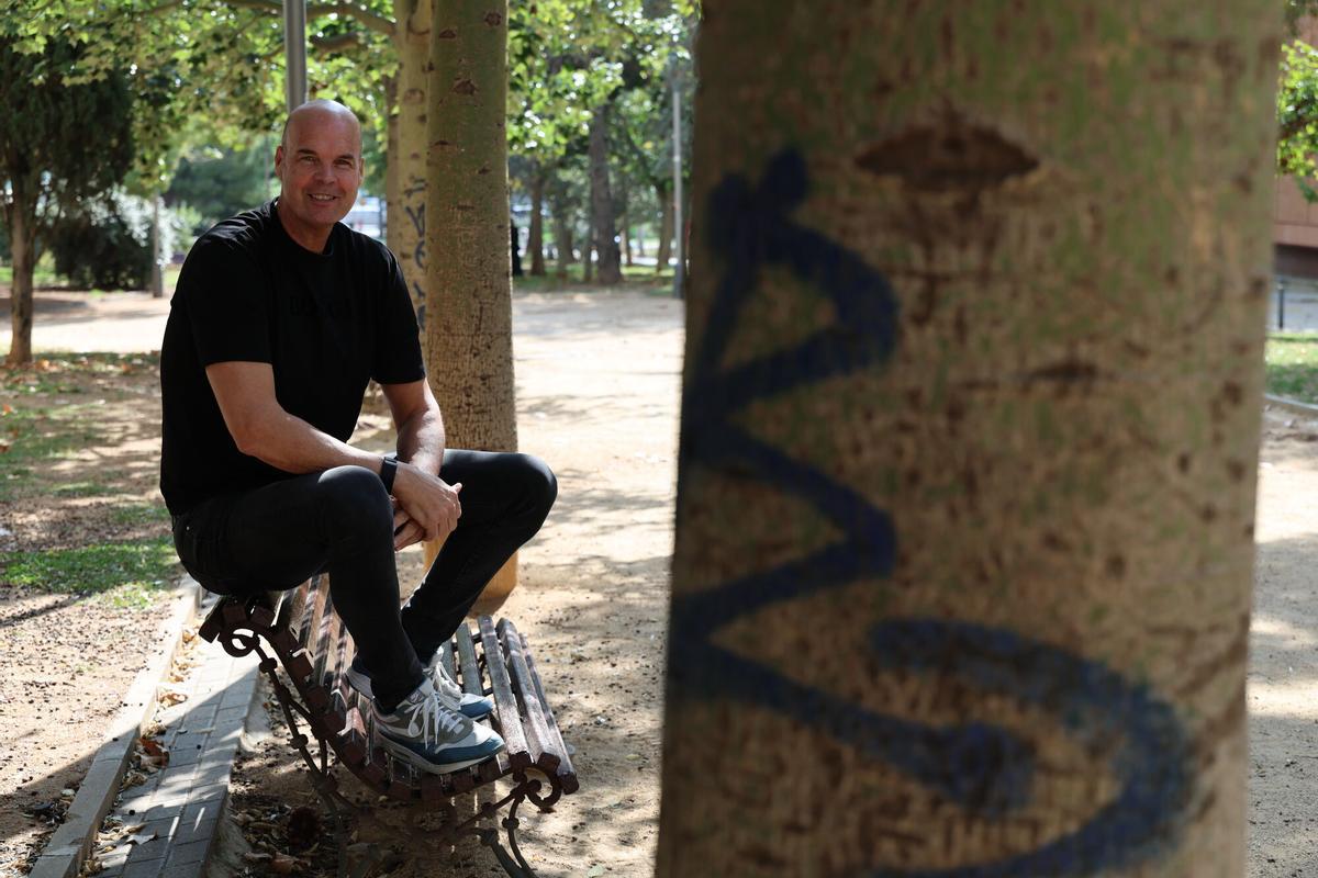 Barcelona 14/10/2025 Deportes Entrevista a Ferran Martínez, exjugador del Barça y Joventut de baloncesto. Per la sèrie Segunda Vida. En el restaurant Santa Clara. FOTO DE RICARD CUGAT