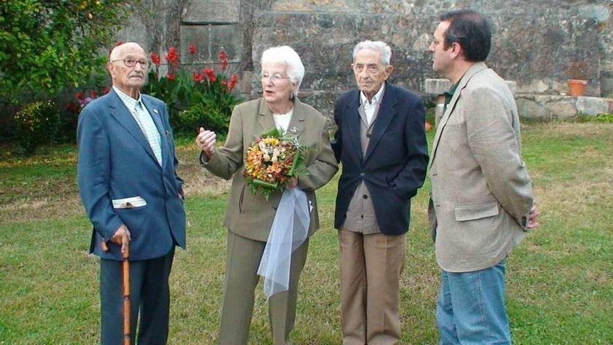 Mariví Villaverde, con Isaac Díaz Pardo (a su izquierda) y Avelino Pousa Antelo (a su derecha). // FdV