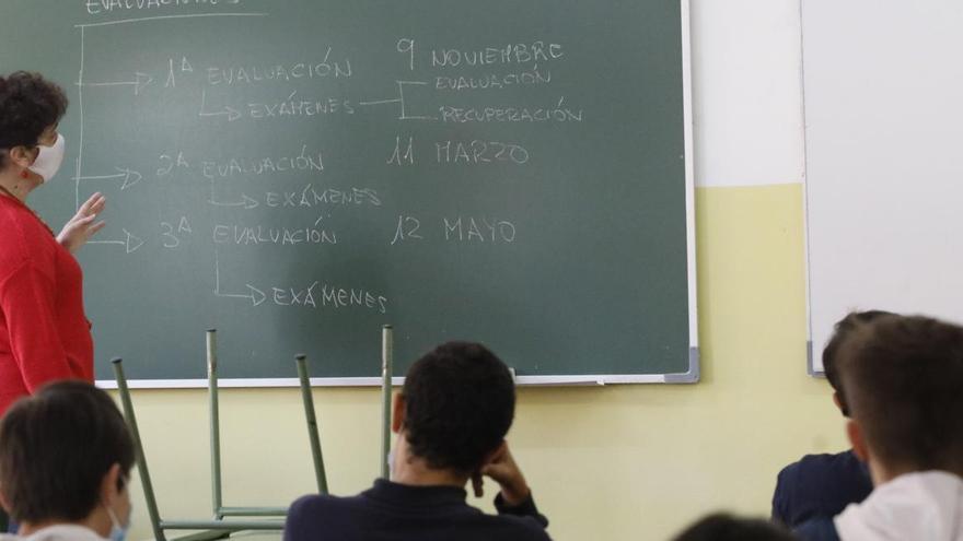 Una docente, en un aula en el inicio del curso.