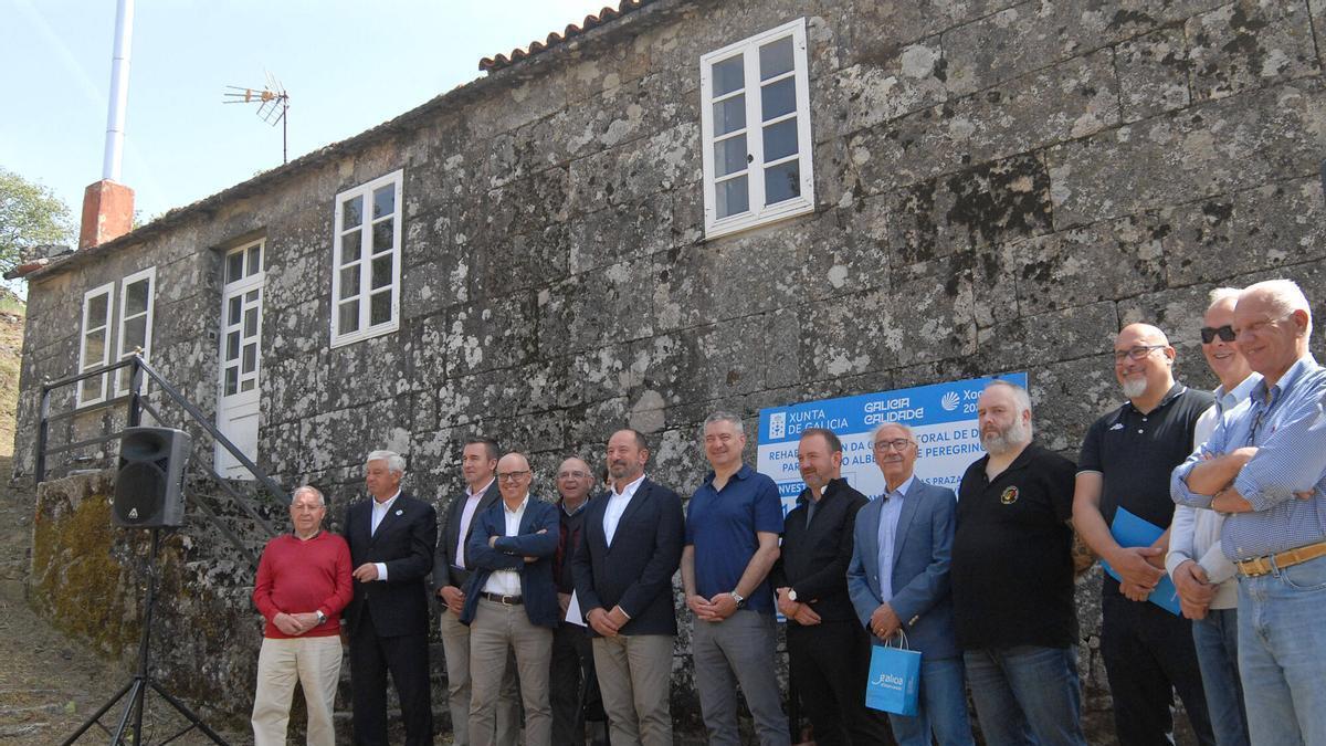 Políticos y miembros de entidades vinculadas a las rutas jacobeas, junto a la casa rectoral de O Castro.
