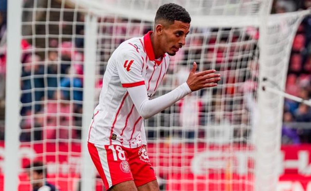 Azzedine Ounahi, celebrant amb l'afició del Girona