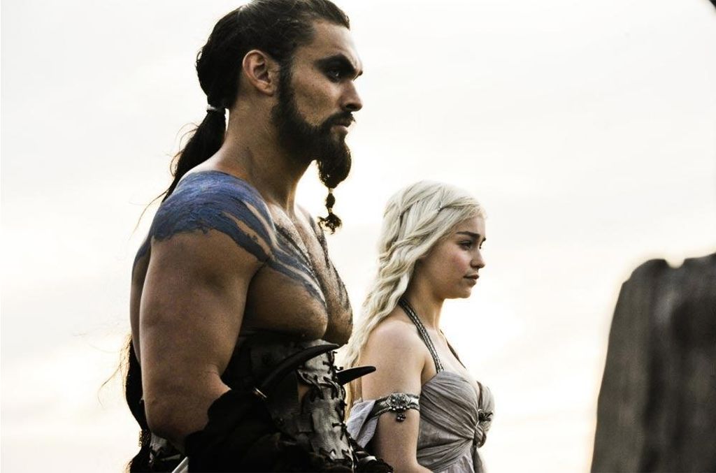 Jason Momoa y Emilia Clarke, en 'Juego de Tronos'