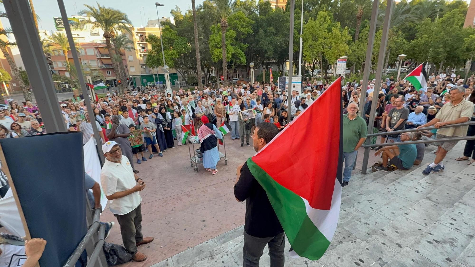 Así ha sido la multitudinaria manifestación para exigir la libertad de Palestina en Elche