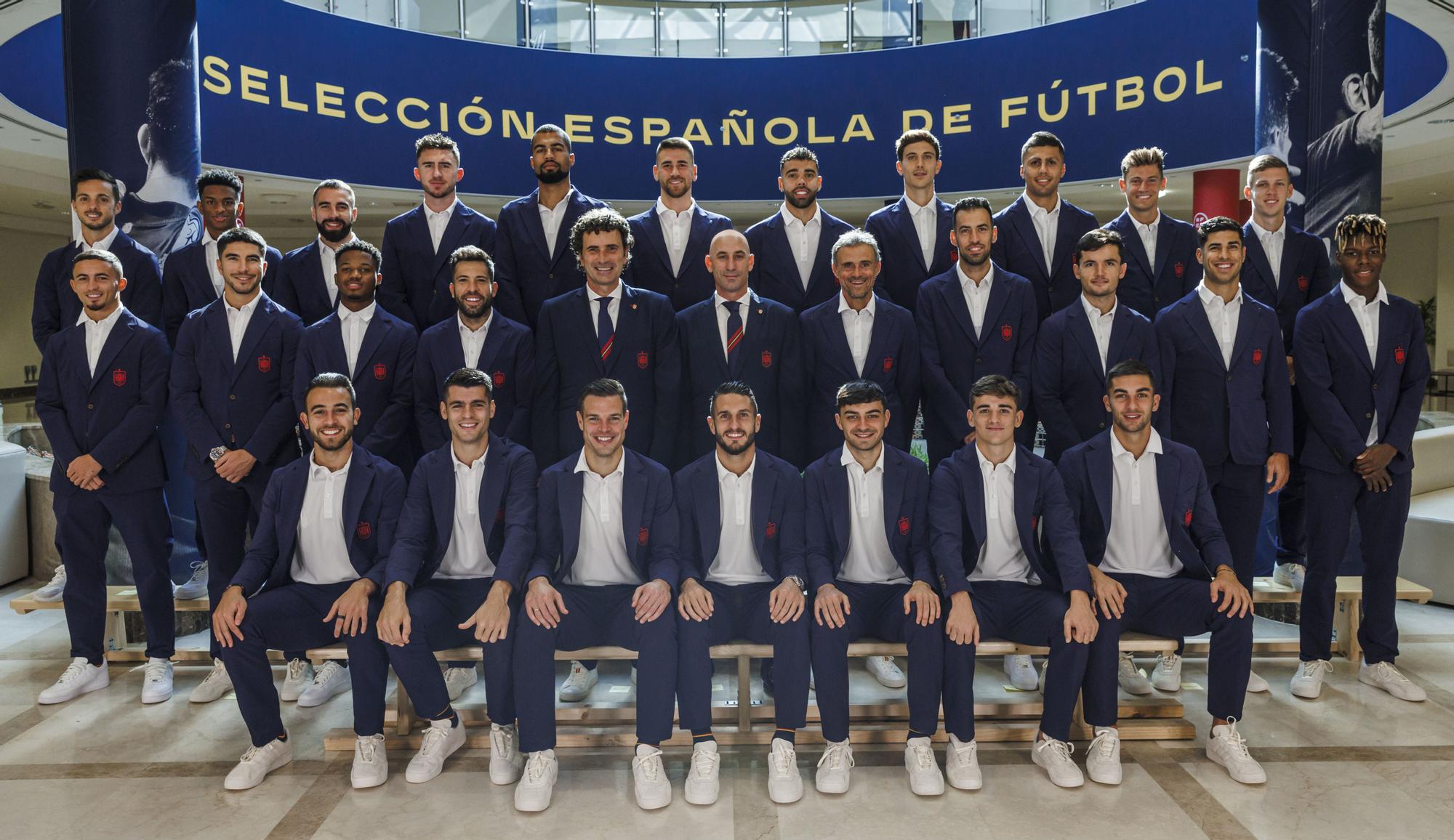 Foto oficial de la selección española con la ropa de 'El Ganso', socio en el Mundial de Qatar.