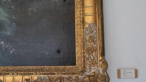 Detalle de los agujeros realizados por el delincuente en el cuadro de Isabel II que cuelga en el claustro de la Diputación de Zamora.