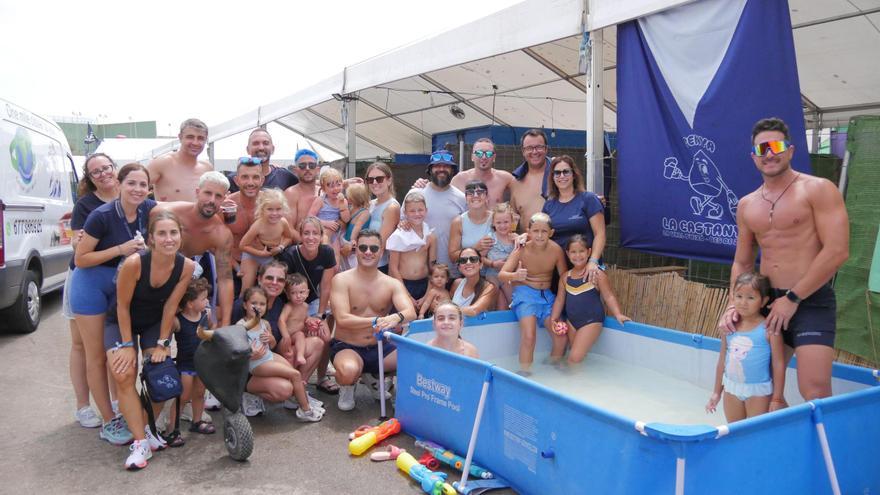 Las piscinas y las mangueras hacen soportables las paellas en les Penyes de la Vall