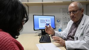Barcelona. 26.03.2025. Sociedad. El doctor Fernández Solà, jefe de la unidad especializada en Síndrome de Fatiga Crónica del Hospital Clínic, atiende en su consulta a una paciente diagnosticada con síntomas de fatiga crónica. Fotografía de Jordi Cotrina