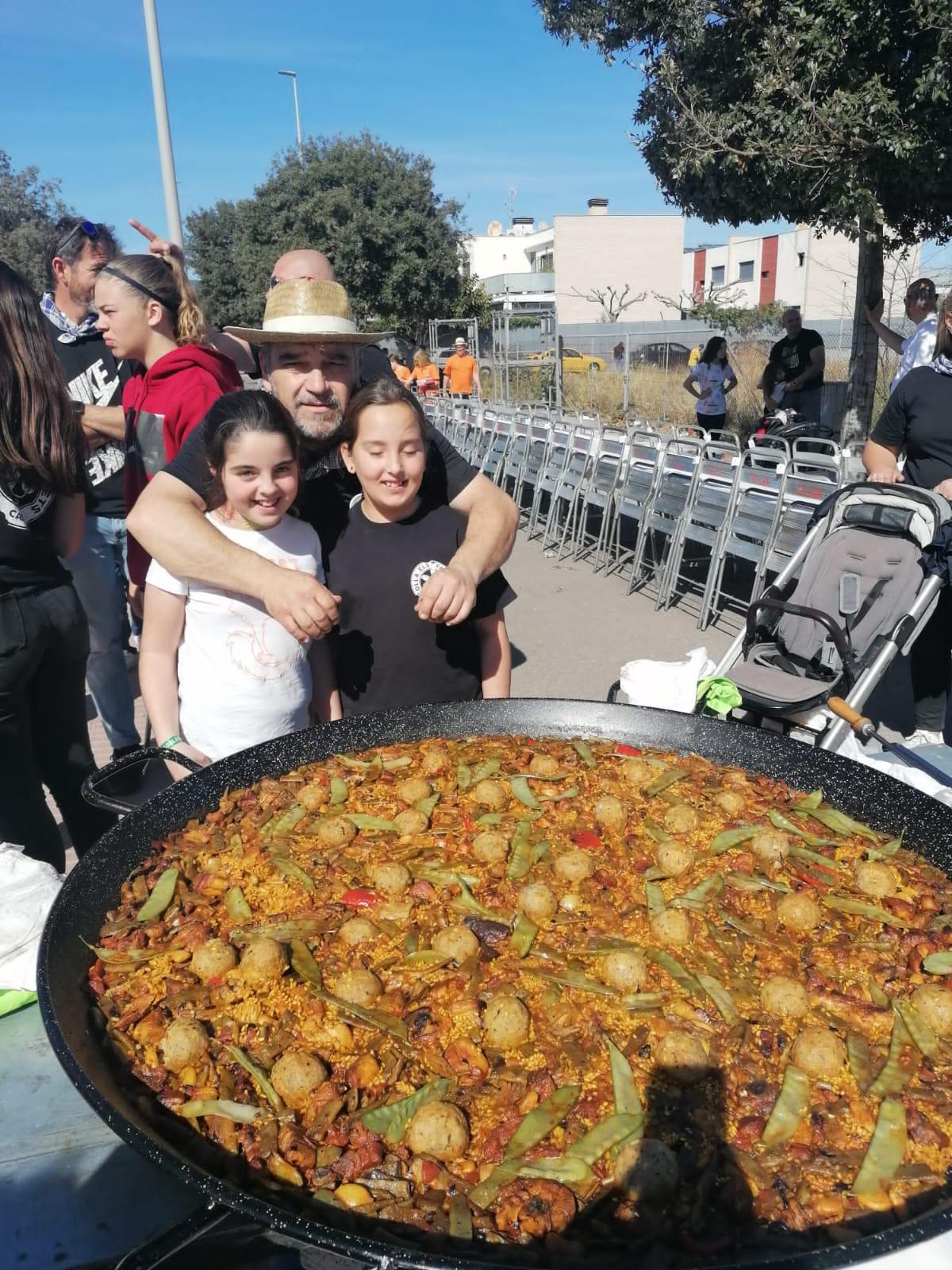 La gastronomía es crucial en la colla Els Fartonets.