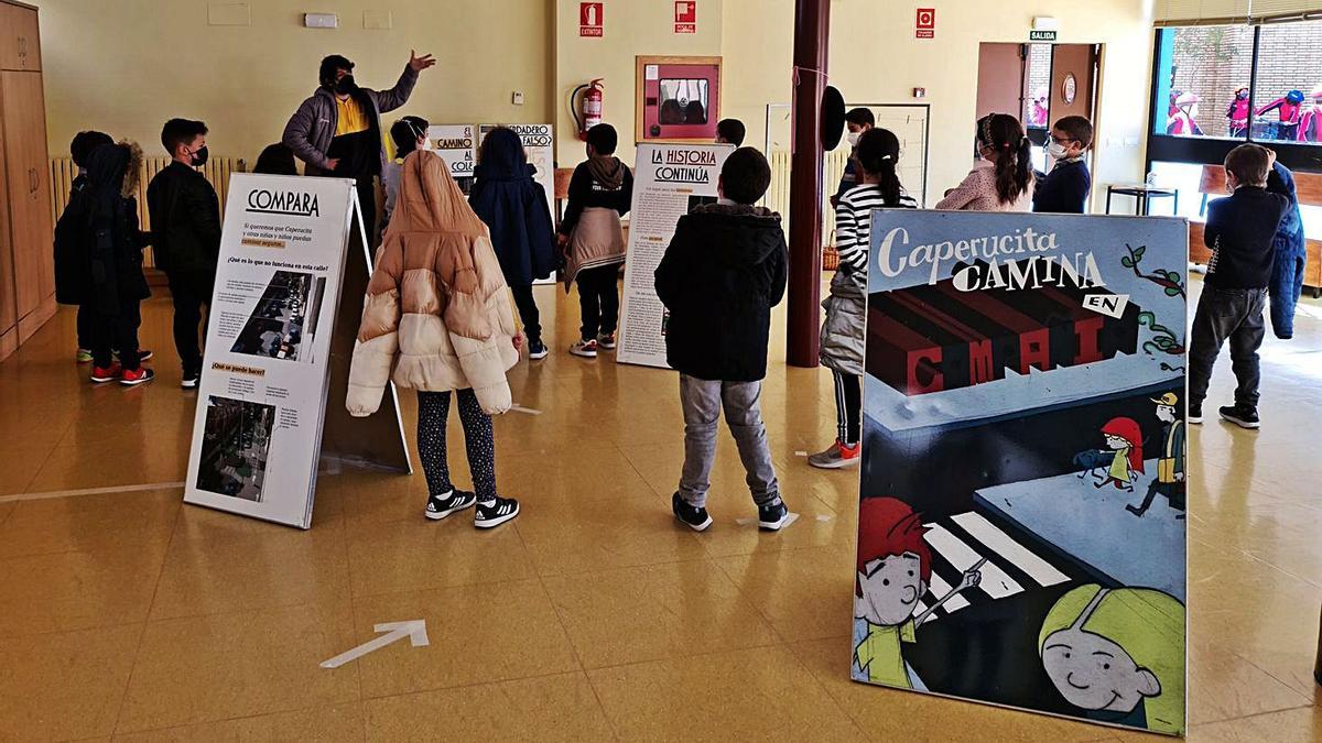 Estudiantes del Divina Providencia en la exposición de “Caperucita camina sola”. 