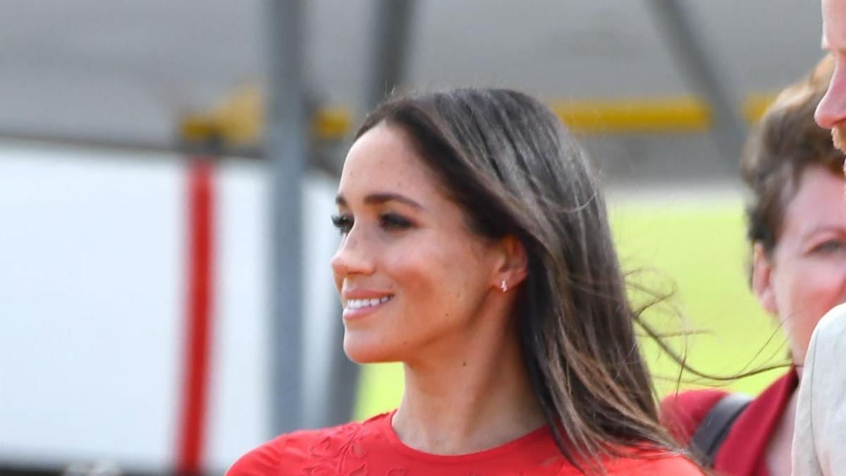 Meghan Markle con vestido rojo durante su visita a la isla de Tonga