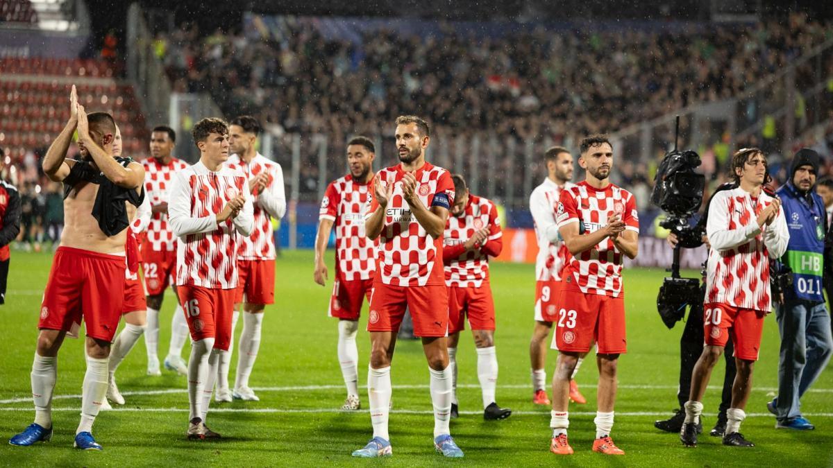 Los jugadores del Girona, tras la derrota ante el Feyenoord