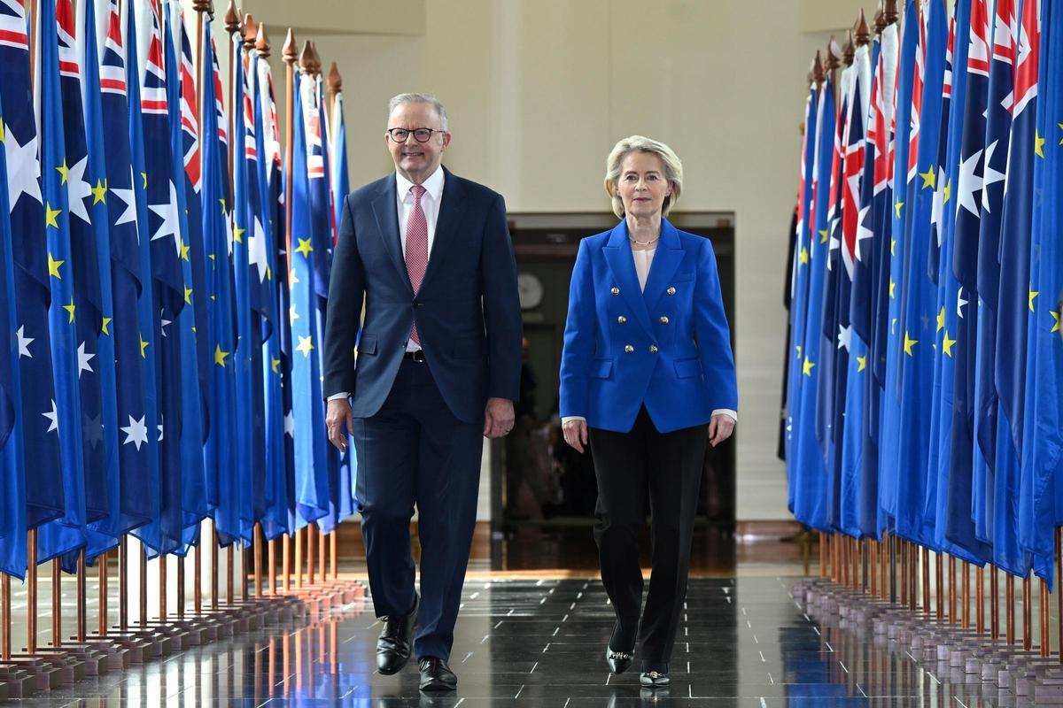 El primer ministro australiano, Anthony Albanese y la presidenta de la Comisión Europeoa, Ursula von der Leyen caminan juntos.