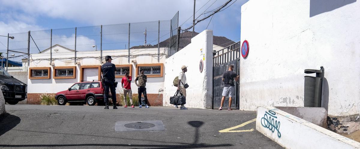 Traslado de menores migrantes asilados a las instalaciones del Canarias 50 en La Isleta