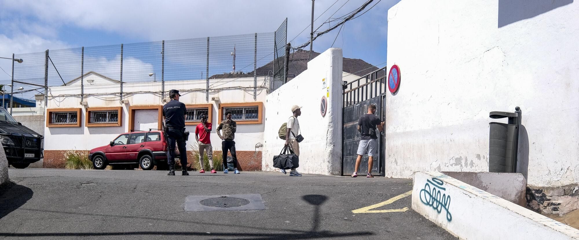 Traslado de menores migrantes asilados a las instalaciones del Canarias 50 en La Isleta