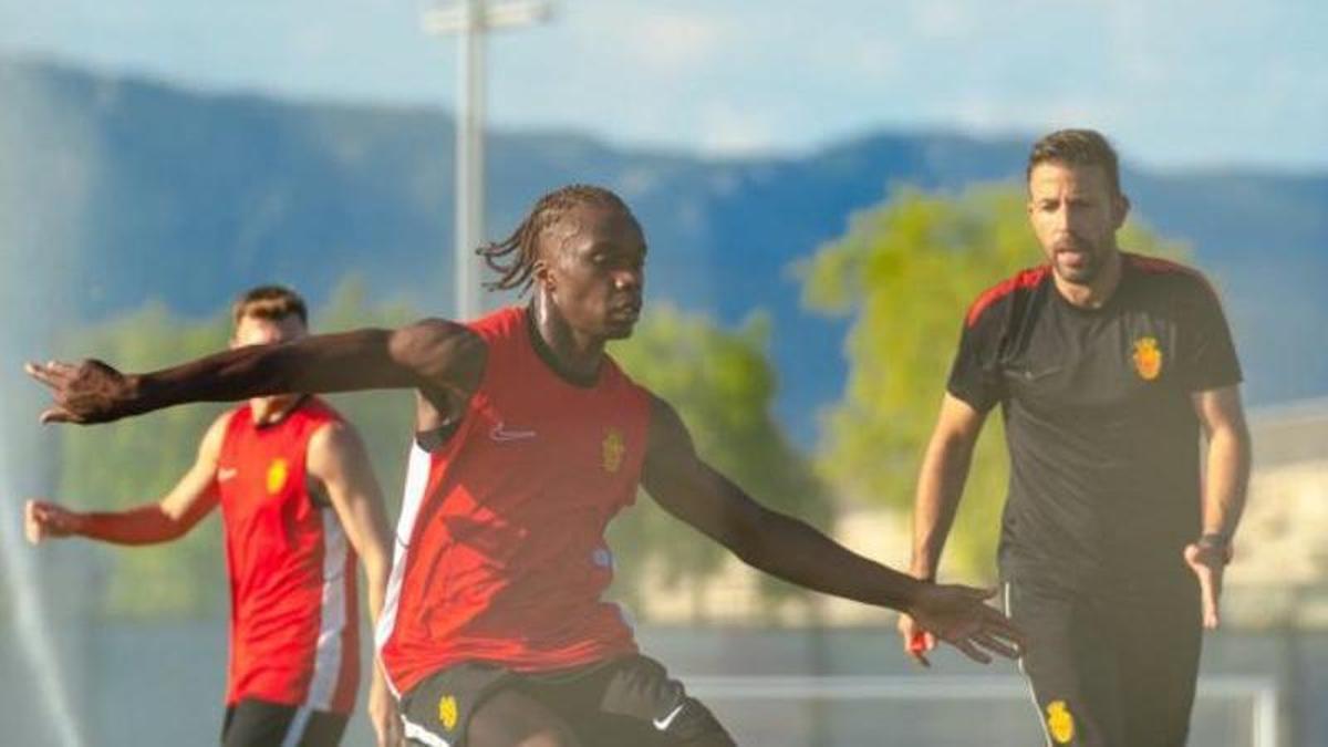 Neu: Soumahoro und Trainer García.  | FOTO: RCDM
