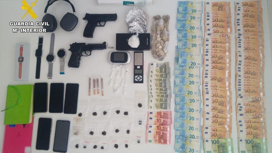 Detenido un hombre en Noia al que se le incautó cocaína, hachís y dos pistolas en un domicilio