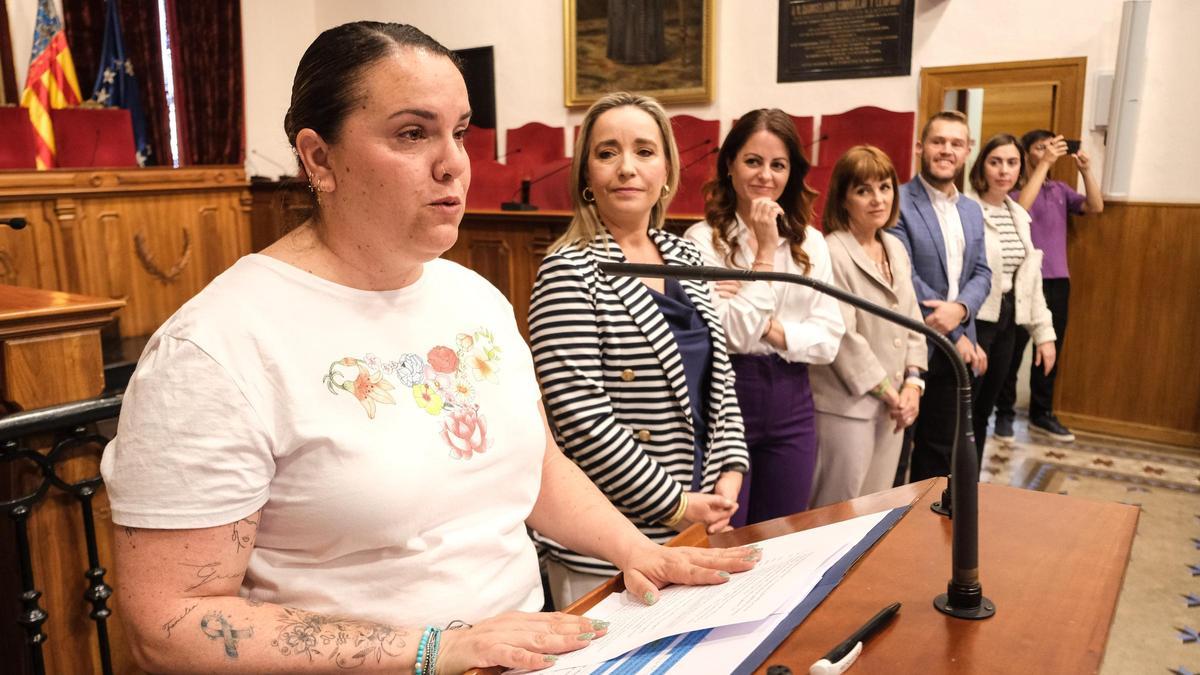 A la izquierda Zoraida López, afectada de cáncer de ovario, cuenta la falta de visibilidad de la enfermedad desde el salón de plenos del Ayuntamiento, ayer.
