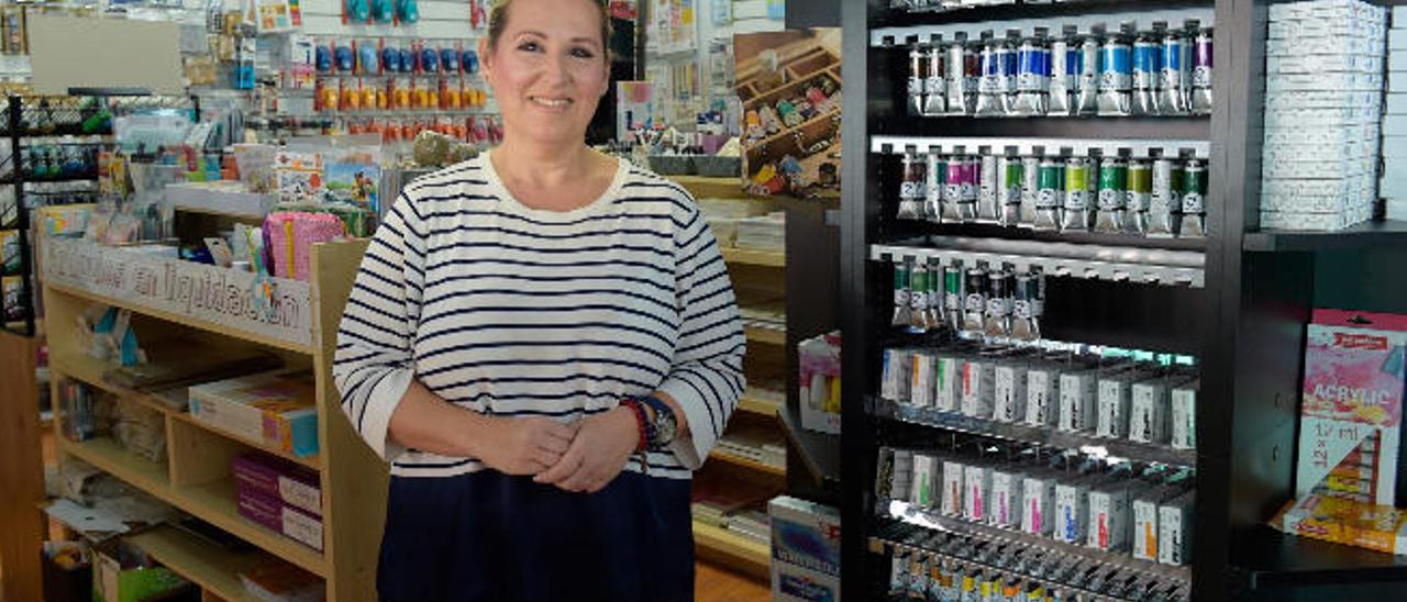 Mila Lara, trabajadora de la papelería San Bernardo, ayer, en su lugar de trabajo, cercano al parquin de San Bernardo.