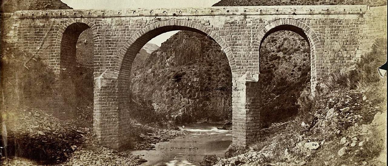 Esta foto del puente do Bibei (Trives) es de 1867 y está en el Museo del Romanticismo. //  J. LAURENT