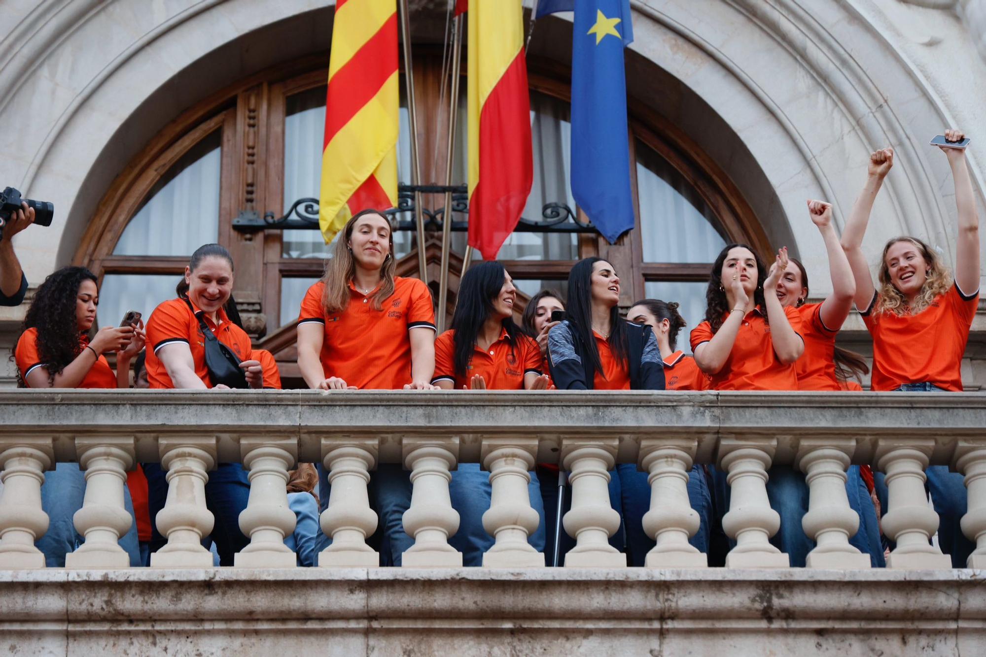 El Valencia Basket celebra en casa su triplete histórico